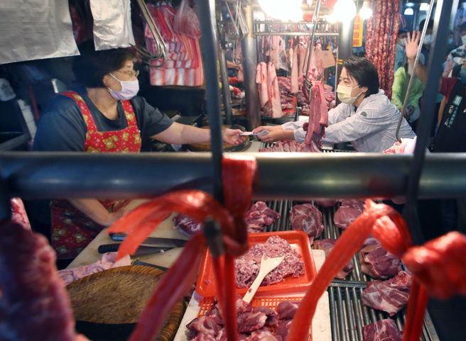 台北市长参选人黄珊珊（右）11日前往木新市场拜票争取支持，并一一递上自己的名片。（范扬光摄）