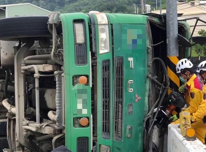 高雄市1辆砂石车于今（11）日下午3时45分行经燕巢区深水路，因不明原因导致翻覆，消防局人员获报到场抢救。（翻摄照片／林瑞益高雄传真）