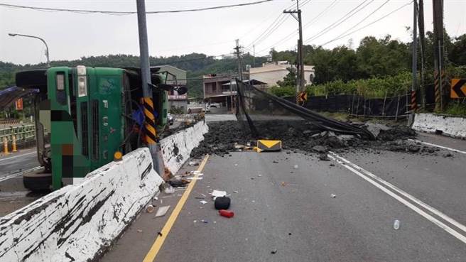 高雄市1辆砂石车于今（11）日下午3时45分行经燕巢区深水路，因不明原因导致翻覆，幸无波及其他车辆。（翻摄照片／林瑞益高雄传真）