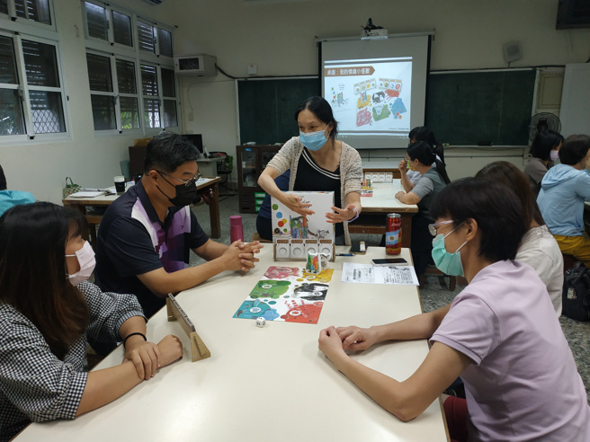 臺南市政府教育局举办「桌游在自闭症类群学生的引导带领应用」研习活动，邀请心理师何采谕以桌游引导自闭症学生，学习正向人际互动。(照片/臺南教育局提供)

