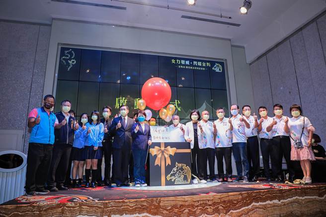 台中市长卢秀燕与云林县长张丽善11日在林酒店携手行销2县市入选金马的礼盒「初雾烧酎」与「云涛海宝」。（台中市政府提供／潘虹恩台中传真）