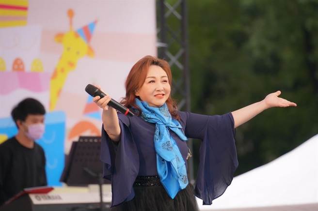 郑怡10日出席在荣星花园举办的双十台北Let's Party音乐会。（亲子草地音乐会提供)