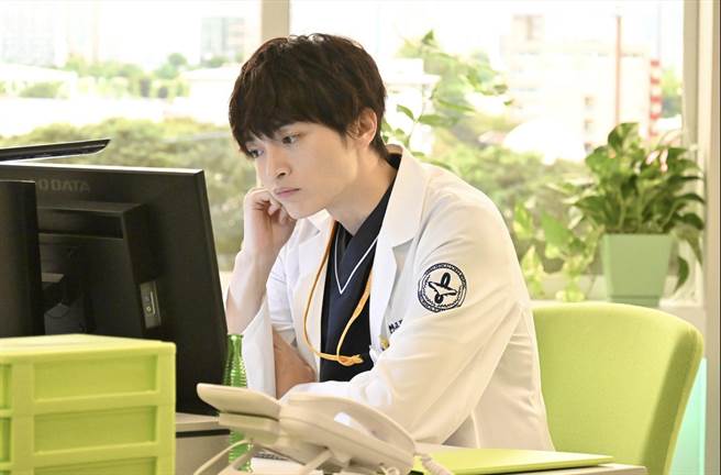 玉森裕太在《祈愿的病歷表》中饰演擅长「读空气」的实习医生。（摘自官方推特）