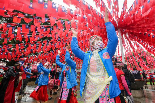 桃园平镇区国旗屋老板张老旺，依往例在双十国庆当日，于云南文化公园举办第28次国庆升旗典礼，现场逾4万面国旗海飘场，表演团体着传统服饰在国旗海下跳着民族舞蹈。（陈麒全摄）