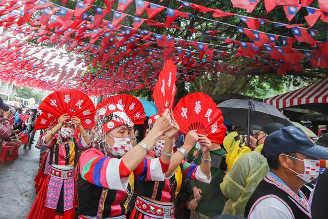 桃园平镇区国旗屋老板张老旺，依往例在双十国庆当日，于云南文化公园举办第28次国庆升旗典礼，现场逾4万面国旗海飘场，参与游行民眾团体进场。（陈麒全摄）