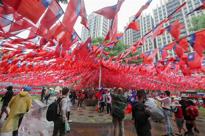 桃园平镇区国旗屋老板张老旺，依往例在双十国庆当日，于云南文化公园举办第28次国庆升旗典礼，现场逾4万面国旗海飘场，吸引不少民眾前来朝圣参加升旗典礼。（陈麒全摄）