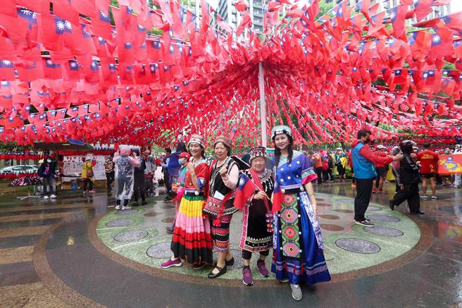 桃园平镇区国旗屋老板张老旺，依往例在双十国庆当日，于云南文化公园举办第28次国庆升旗典礼，现场逾4万面国旗海飘场，吸引不少民眾前来朝圣参加升旗典礼。（陈麒全摄）