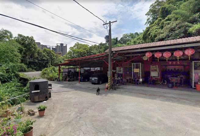 小八輾轉跑了15公里，在汐止宮廟逗留流浪。（新北市動保處提供／李奇叡新北傳真）