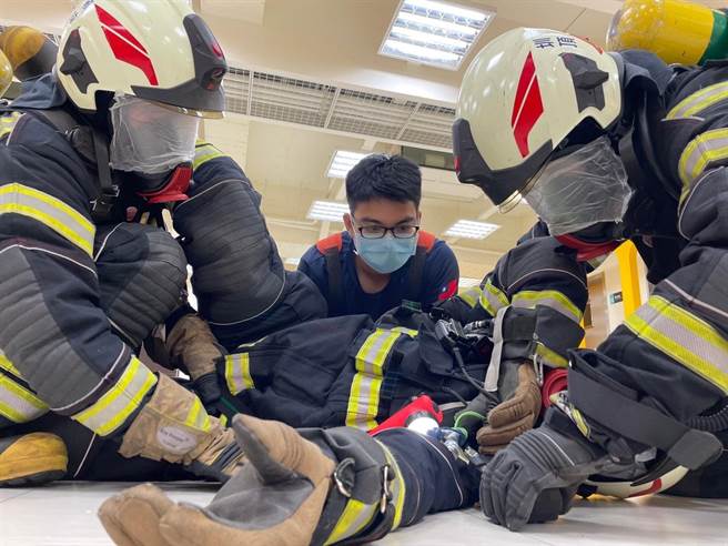 桃園市消防局第一大隊三民分隊新任分隊長由原圳頂分隊分隊長黃柏豪（中）接任。（消防提供）