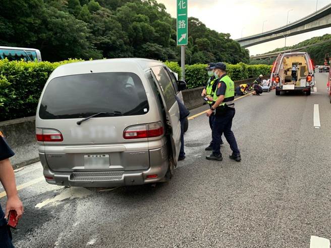车辆撞击后一度冒出黑烟，所幸路过民眾利用灭火器协助扑灭没有让车辆燃烧。（新北市消防局提供）
