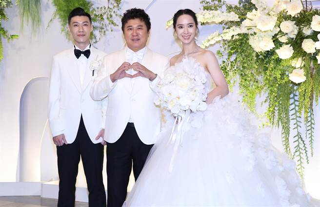 胡瓜（中）是乾女儿香蜜拉（右）、Alex的证婚人。（陈俊吉摄）