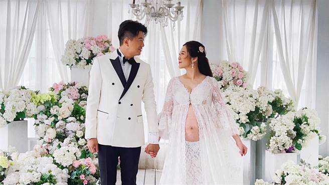 吴皓升日前带老婆文汶拍摄孕妇写真。（民视提供）
