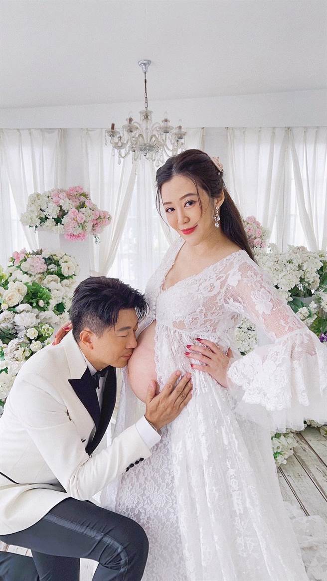 吴皓升日前带老婆文汶拍摄孕妇写真。（民视提供）