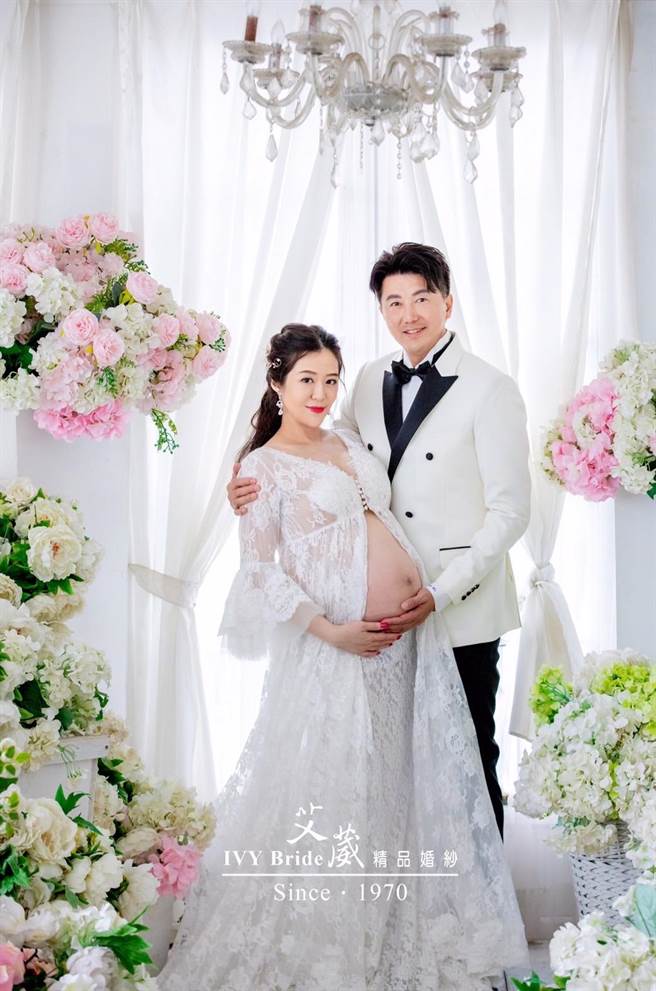 吴皓升日前带老婆文汶拍摄孕妇写真。（民视提供）