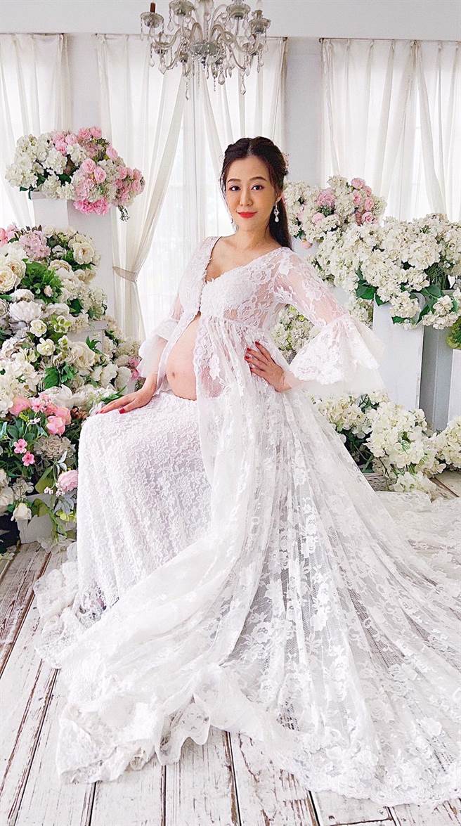 文汶拍摄孕妇写真。（民视提供）