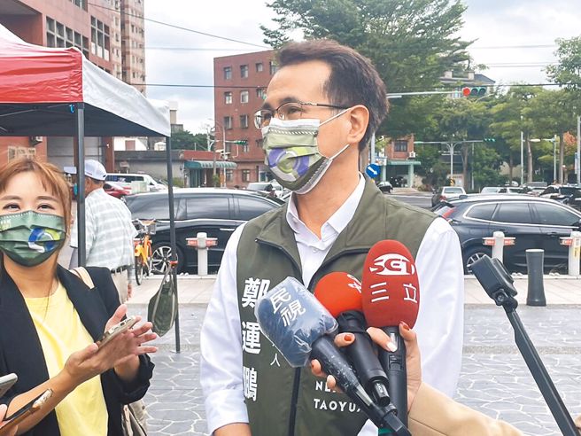 民进党桃园市长参选人郑运鹏（右）。（吕筱蝉摄）