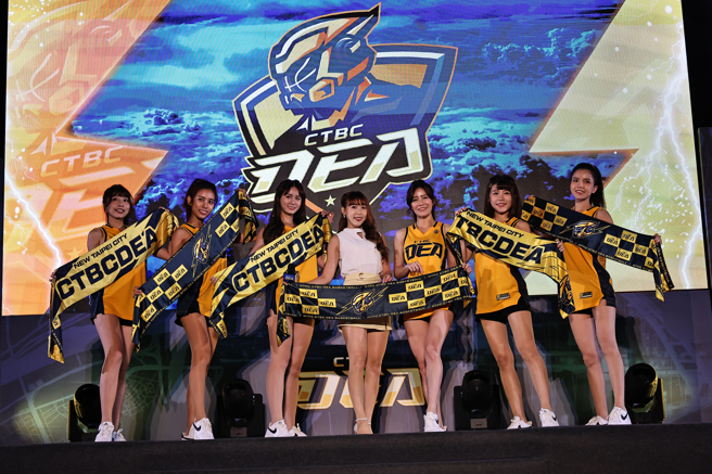 PASSION SISTERS展示专属毛巾。（新北中信特攻提供）