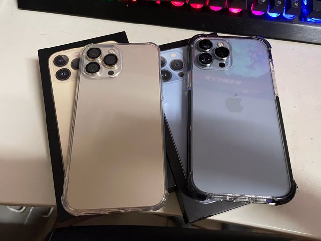 原PO晒出掉落的手机和新买的手机。（翻摄自爆废公社二馆脸书）