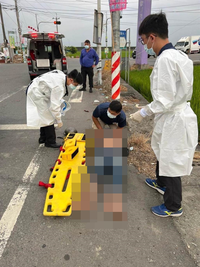 嘉義市一名輪休消防員正好經過，立即協助嘉義縣的救護人員幫忙包紮及固定傷患。（取自「綠豆嘉義人」臉書社團∕呂妍庭嘉義傳真）