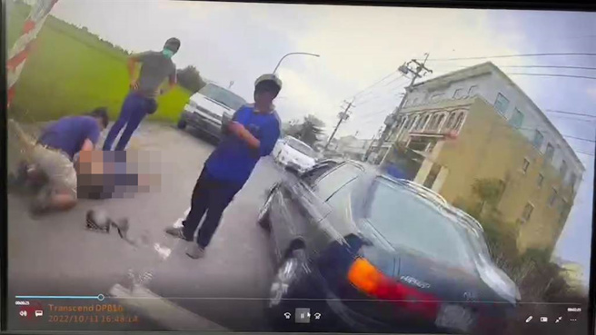 嘉義縣消防局救護車抵達時，休假消防員已經在協助處置傷者。（嘉義縣消防局提供∕呂妍庭嘉義傳真）