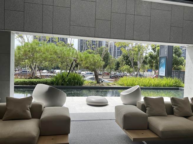 老牌建商汉宇建设，近日在台中市北屯区单元12打造一栋宛如美术馆般的总部「见筑馆」，图为1楼交谊空间。(林欣仪摄)