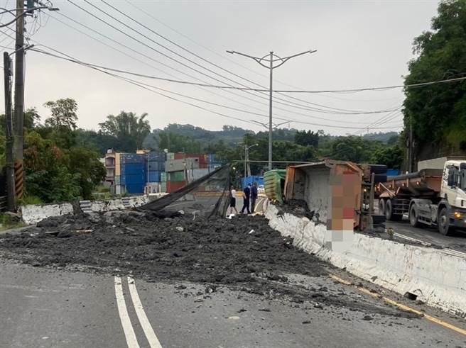 高雄市1辆曳引车于今（11）日下午3时45分行经燕巢区深水路，疑似车速过快等原因导致翻覆，车上砂石散落一地。（翻摄照片／林瑞益高雄传真）