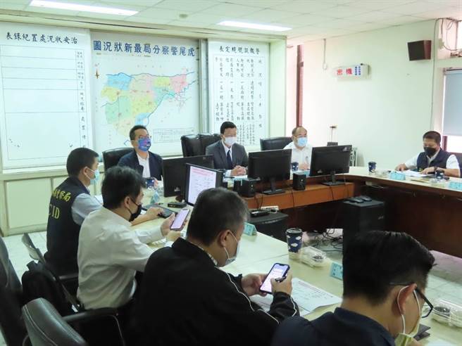 刑事警察局副局长黄家琦今（11日）率刑事局中部打击犯罪中心大队长廖水池等干部，至云林县警察局与刑事干部召开查贿制暴工作会议，会后立即拜访云林地检署检察长张春晖，交换选情及查贿制暴情资。（云林县警局提供）