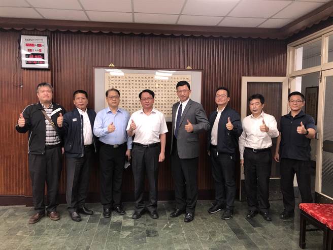 左二起云林县警局刑大大队长曾顺光、云林地检署主任检察官吴文城、云检检察长张春晖、刑事局副局长黄家琦、中打大队长廖水池今（11日）交换云林选举查贿制暴等情资。（云林县警局提供）