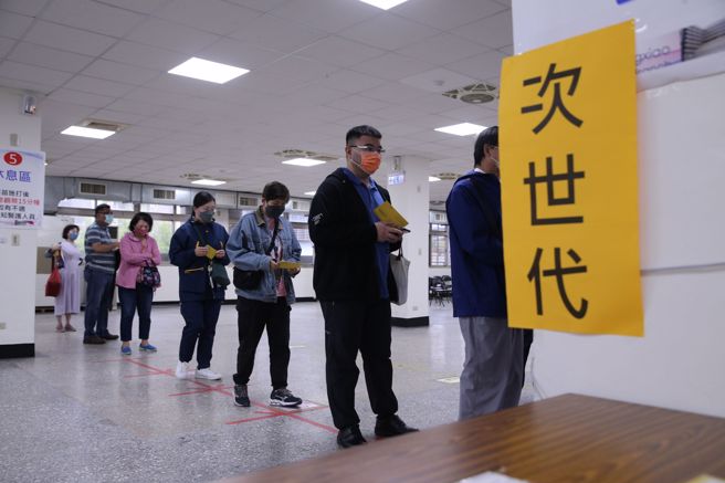 莫德纳次世代双价疫苗打气热，不少民眾到疫苗接种站排队施打。图非新闻当事人。（黄世麒摄）