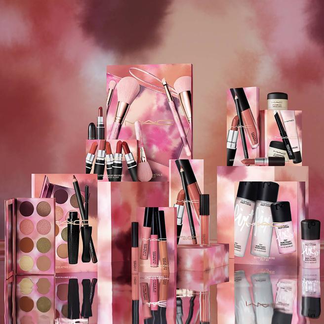 统一时代百货台北店的MAC粉彩晕色包装八色眼影盘组，推荐价2000元。（统一时代百货台北店提供）