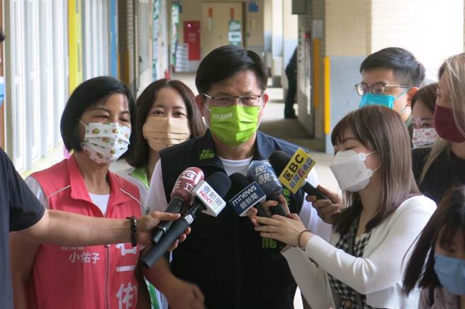 林佳龍(中)選新北市長猛攻侯友宜，但自己台中市長任內執政滿意度也被檢視。（資料照／李奇叡攝）