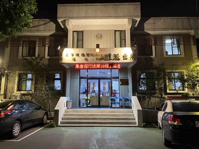 新北市树林警分局山佳派出所11日晚间发生民眾袭警的案件。（民眾提供／李奇叡新北传真）
