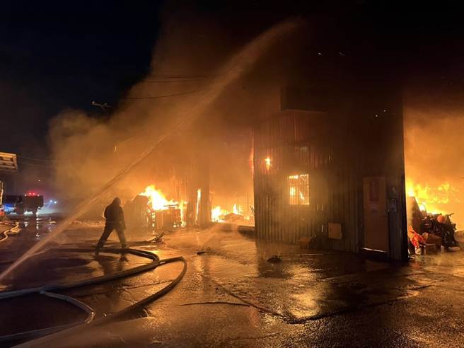 桃园中坜区铁皮工厂陷火海无人受伤受困消防人员抢救中。(消防局提供／吕筱蝉桃园传真)