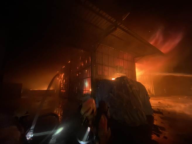 桃园中坜区铁皮工厂陷火海无人受伤受困消防人员抢救中。(民眾提供／吕筱蝉桃园传真)