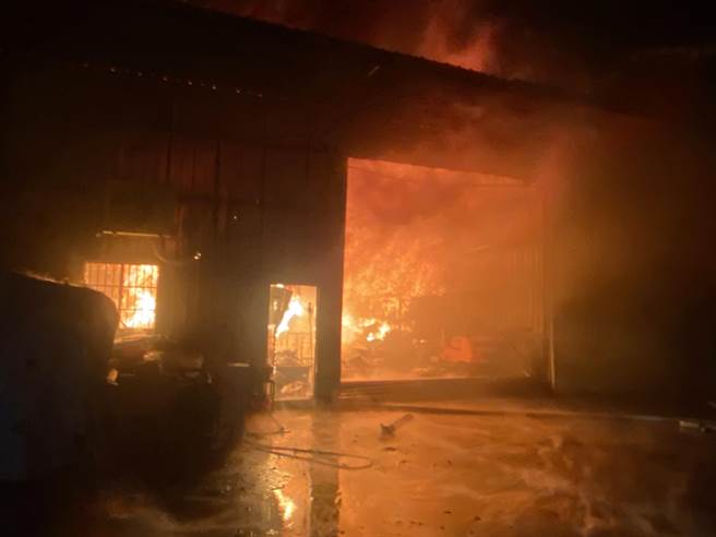 桃园中坜区铁皮工厂陷火海无人受伤受困消防人员抢救中。(民眾提供／吕筱蝉桃园传真)