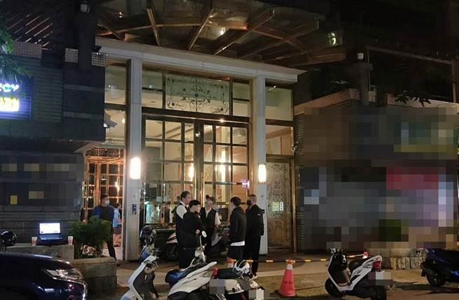 新北市中和区一名40多岁的黄姓男子，今晚8时许被刚返回家中的家人发现倒卧血泊中。（民眾提供／李奇叡新北传真）