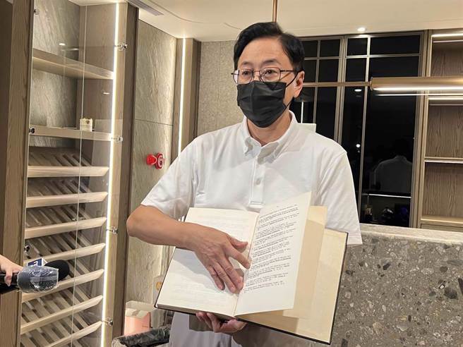 桃园腾飞之际，必须由专业人才治市，不再遇事政治化，对桃园市民才有助益。图为张善政出示他的康乃尔博士论文。资料照片