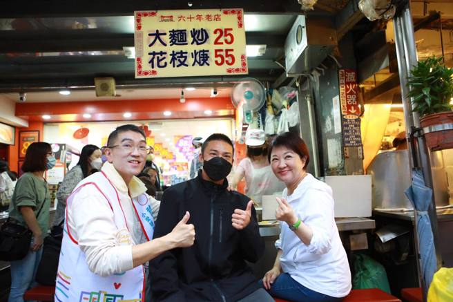 谢国梁(左)近日与台中市长卢秀燕(右)同框，带同党好友一起品尝基隆小吃。（图／取自谢国梁脸书）