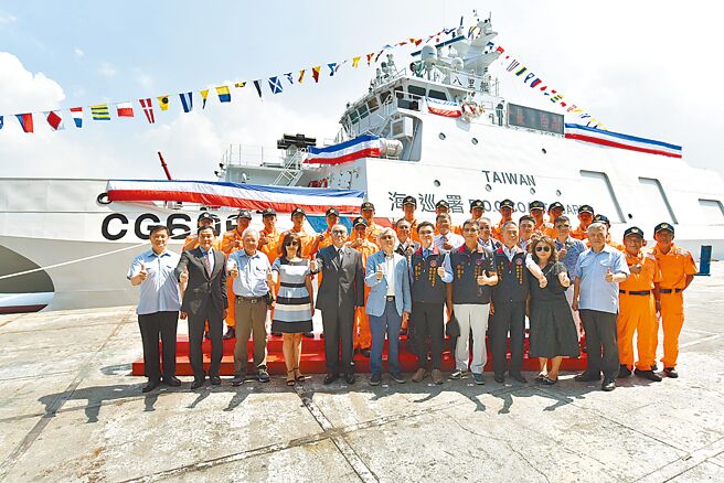 中信造船董事长韩碧祥（前排左六）及海巡署舰队分署分署长廖德成等人，假中信高鼎厂共同主持安平级巡防舰（600吨级）第五艘－八里舰交船暨第六艘-CG607下水命名联合典礼。图／业者提供