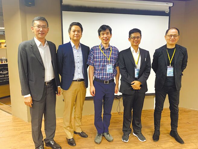 阳明交大研发处研发长蔡金吾（中）与创投评审委员共同合影。图／简立宗