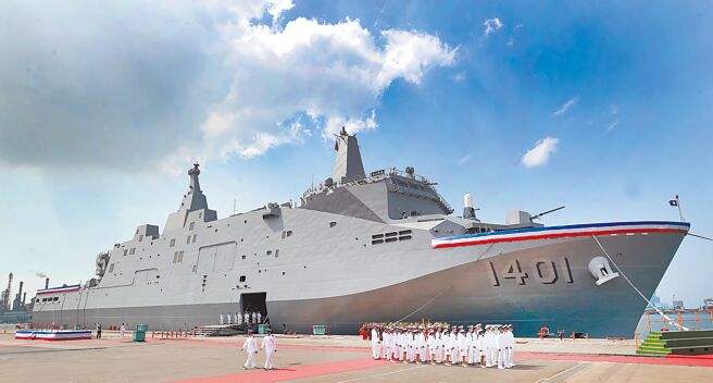 蔡英文总统在国庆演说中强调，台湾会挑起自我防卫责任，正加速量产各式精准飞弹及舰艇，并积极筹获各类精准打击武器，来建构完整的不对称战力，确保台湾足以应对外在的军事威胁。图为海军玉山军舰。（郑任南摄）