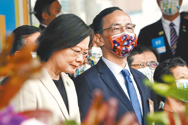 中華民國111年國慶大會10日在總統府前舉行，國民黨主席朱立倫（右）出席，在蔡英文總統（左）進場時短暫同框。（黃世麒攝）