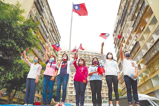 国民党高雄市长参选人柯志恩（左三）10日到左营区果贸社区参加国庆升旗典礼，她强调在宪法没改变、现状没改变下，还是称为中华民国国庆。（柯志恩竞选团队提供）