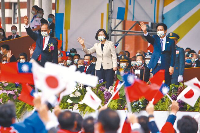 图为中华民国111年国庆大会，蔡英文总统（中）向日华议员恳谈会团员挥手致意。（邓博仁摄）