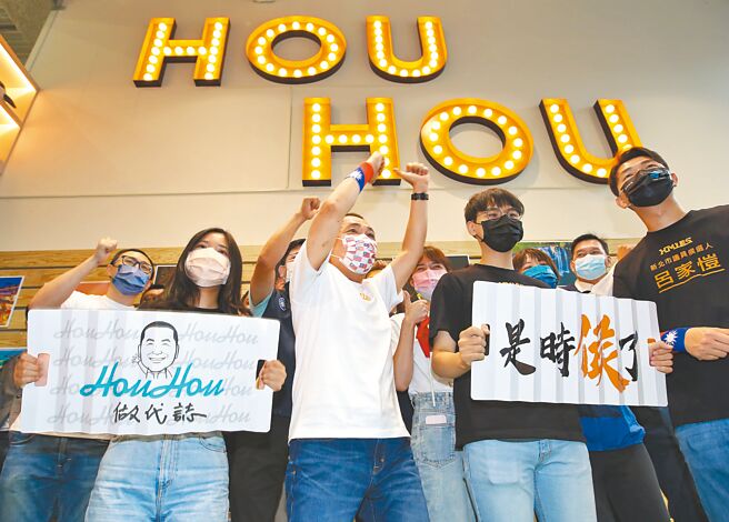 国民党新北市长参选人侯友宜（前排左二）竞选总部10日举行入厝，现场没有盛大的造势活动，侯强调竞总内部设计交由年轻人，并与青年们拍照合影，拉近距离。（陈俊吉摄）