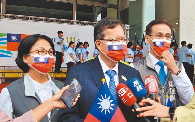 民进党桃园市长参选人郑运鹏（右）夸口，明年元旦就由他邀请届时卸任桃园市长的郑文灿（中）到市府参加升旗典礼。（赖佑维摄）