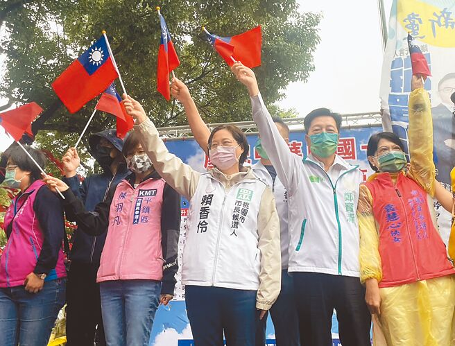 民进党桃园市长参选人郑运鹏夸口明年元旦要主持市府升旗典礼，对手无党籍桃园市长参选人郑宝清（前排右二）批评，不尊重选民意见。（吕筱蝉摄）
