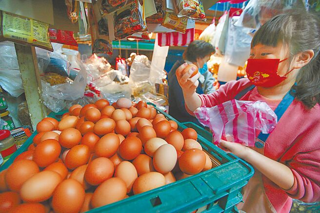 4日雞蛋調降2元，產地價從每台斤42.5元降至40.5元，批發價從每台斤52元降至50元，是蛋荒以來首次降價。（本報資料照片）