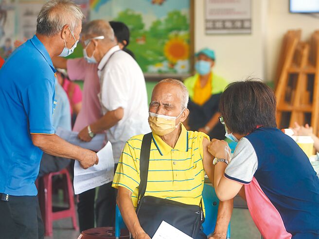 本土疫情连续14天较上周同期上升后，中央流行疫情指挥中心公布国内昨天新增3万2068例本土新冠确定病例，确诊数比前一天少了1万人，更较上周一同期降3.9％。图为1日桃园长者施打公费流感疫苗。（陈怡诚摄）