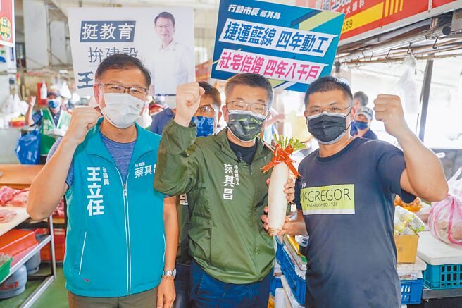 民进党台中市长参选人蔡其昌（中）团队，近日锁定空污议题猛攻。（蔡其昌总部提供／林欣仪台中传真）